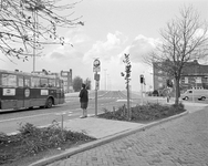 855083 Afbeelding van een bushalte voor stadsbuslijn 13 op de J.M. de Muinck Keizerlaan te Utrecht, met op de ...